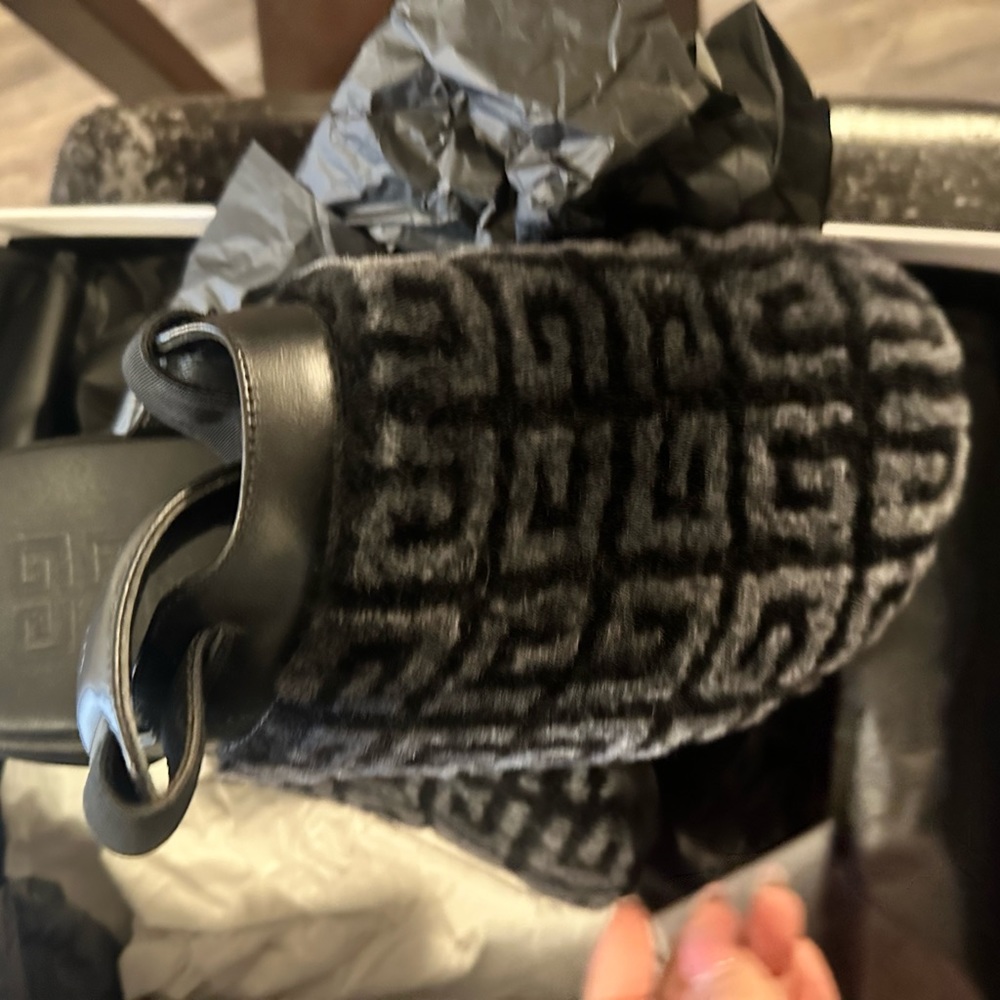 37 authentic brand new in box givenchy fur marshmallow clogs black - $1000